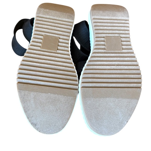 NWOT- Steve Madden Stylish Black Sandals with Cream Sole - Picture 4 of 5